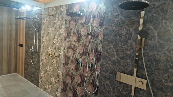 Duschbereich in der Ausstellung in Lachen SZ mit verschiedenen Regenduschen