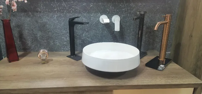 Aufsatzwaschbecken mit Armaturen in Schwarz, Weiss und Kupfer in der Ausstellung Lachen SZ